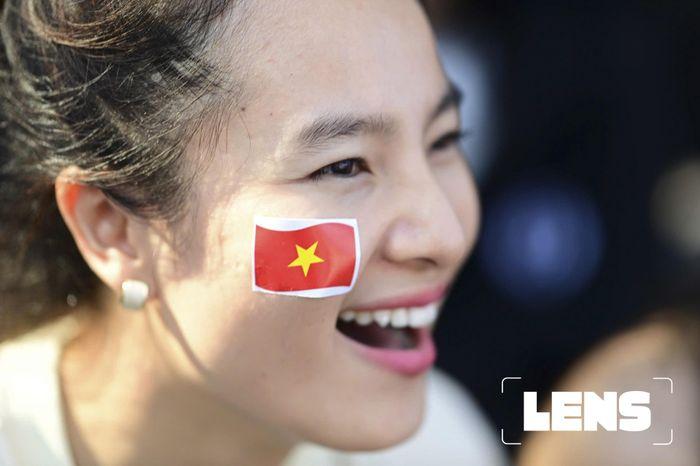 Hình ảnh biểu tượng kết nối, có thể là hai bàn tay bắt lấy nhau trên phông nền Cầu Đồng Nai, thể hiện sự kết nối giữa TP.HCM và Đồng Nai qua cây cầu